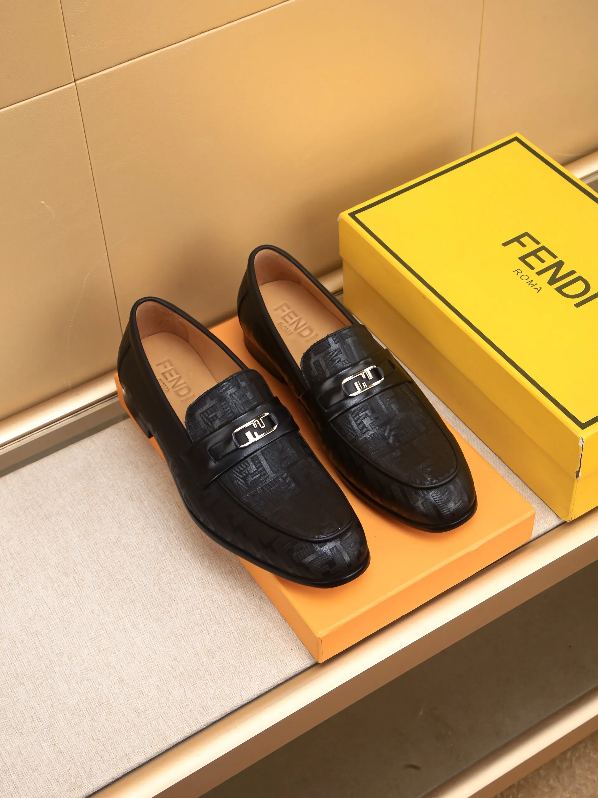 Men's shoes💰460 🕷🕷【FENDI】The latest men's formal leather shoes🇨🇳Classic series not to be missed💯The first layer is made of imported first-layer cowhide☘Original quality, the leather is smooth and delicate🎋Awesome version, perfect streamlined outline🍇🐮Leather lining, code number 39-44...(customized at 38.45.46.47)